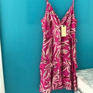 Hot summer dress in hot pink size large.